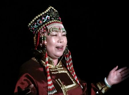 旅日蒙古族歌唱家敖德波乐献歌。