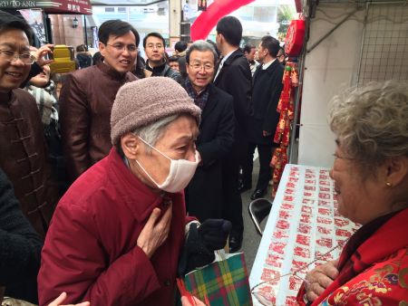 一位日本老人获赠剪纸大师李文玲的作品后，激动地说：“希望日中友好！”