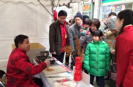 孩子们最喜欢糖画。泰山糖画传承人张常勇说：“几个小时就做了一百多个糖画，每一锅糖要熬制半小时，熬糖都来不及了。”