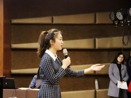 武汉大学传媒学院学生任鑫琦朗诵《少女与墙》