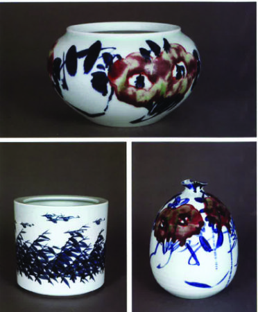 秦锡麟作品 青花釉里红水罐《怜花》（上）、青花笔筒《竞翔》（左）、青花釉里瓶《春意盎然》