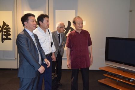 听雨楼美术馆馆长王永瑞(右)讲解作品 听雨楼美术馆馆长王永瑞(右)讲解作品