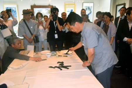 陆涛先生挥毫 陆涛先生挥毫