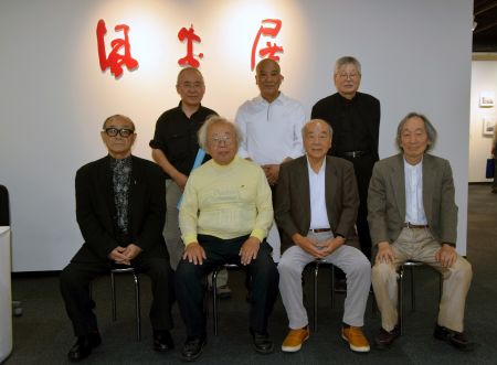 风土展七位画家合影(后中为王治洪) 风土展七位画家合影(后中为王治洪)