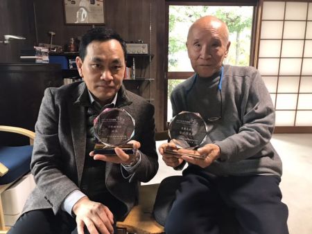 田原和日本著名诗人谷川俊太郎得奖后合影。照片由田原提供。 田原和日本著名诗人谷川俊太郎得奖后合影。照片由田原提供。
