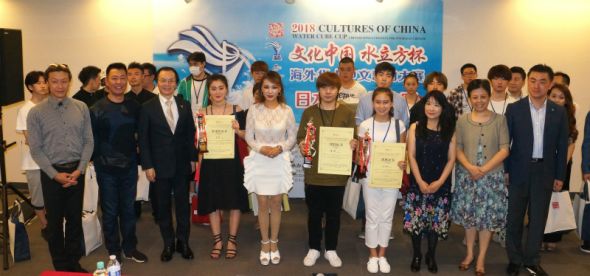 获奖选手与参赛者、评委等合影 获奖选手与参赛者、评委等合影