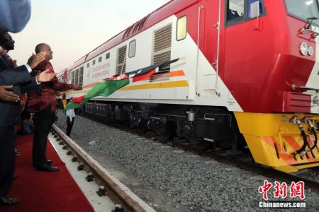 资料图：2017年5月31日，由中国企业承建的肯尼亚港口城市蒙巴萨至首都内罗毕的蒙内铁路成功开通。中新社记者 宋方灿 摄