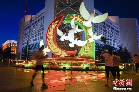 　8月31日晚，多处“中非合作论坛北京峰会”主题花坛点亮绚丽夜景灯光。图为西单路口西北角的“合作共赢”。中新社记者贾天勇 摄