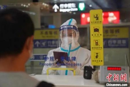 图为检查员对入境旅客进行查验。 昆明边检站供图 图为检查员对入境旅客进行查验。 昆明边检站供图
