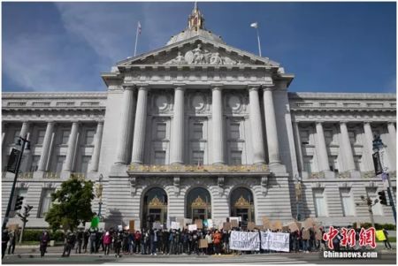 当地时间3月22日，美国加州旧金山民众在市政厅前集会反对歧视亚洲族裔。中新社记者刘关关 摄