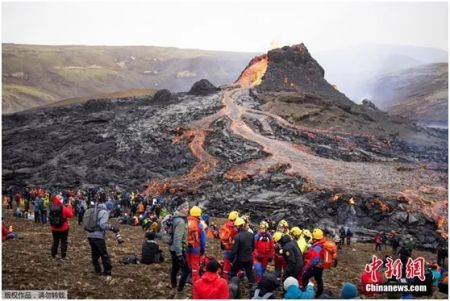 3月21日，冰岛火山喷发形成岩浆岩，登山者拍摄岩浆岩。