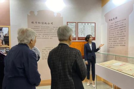 　　4月9日，江门五邑银信(侨批)专题展亮相中国华侨历史博物馆。图为讲解员对参观者进行讲解。刘立琨 摄