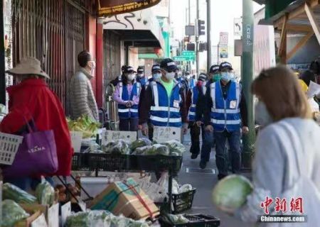 　　资料图：由美国加州奥克兰唐人街商户和居民自发组成的义工安全巡逻队在唐人街巡逻。中新社记者 刘关关 摄