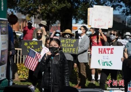 　资料图：当地时间2月27日，数百人在美国旧金山湾区圣马特奥市参加反对歧视亚裔的集会。近期，旧金山湾区发生多起针对亚裔老人的仇恨袭击。集会的发起者，当地13岁华裔初中生苏凯盈表示，希望各族裔民众团结起来，反对针对亚裔的仇恨犯罪。中新社记者 刘关关 摄