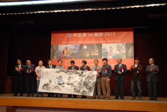 来自中国的画家代表团代表在当日现场画出的一幅巨画呈上舞台