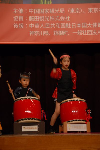 日本儿童上台表演太鼓
