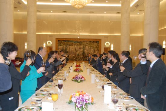 全国人大华侨委相关领导与日本中华总商会一行在人民大会堂四川厅举杯畅谈。