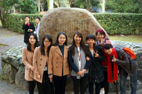 北京师范大学的同学在在岚山周恩来总理纪念碑前留影