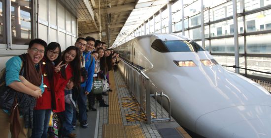 北京大学的同学们（前五位）以兴奋的心情在京都车站等待乘坐新干线