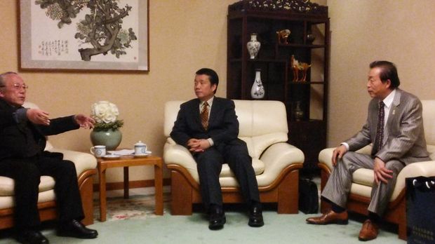 陈铮参赞（右二）与日本文化振兴会干部亲切交谈。