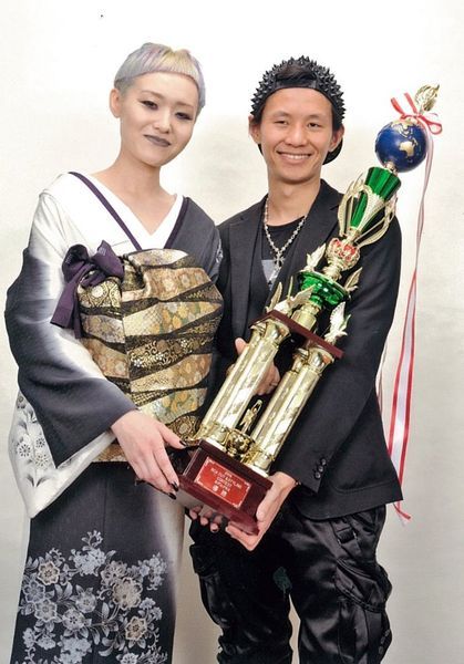 京极琉(右)在多次国际发型设计大赛上获得大奖