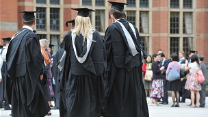 英国大学入学人数减少，导致大学资金短缺。