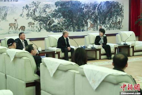 11月20日，中国国务院侨办主任裘援平在北京会见了巴拿马总统访华团的华人成员一行。中新社记者