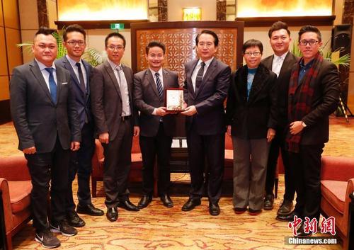 中国海外交流协会副会长谭天星在北京会见马来西亚八大华青访华代表团一行。中新社记者