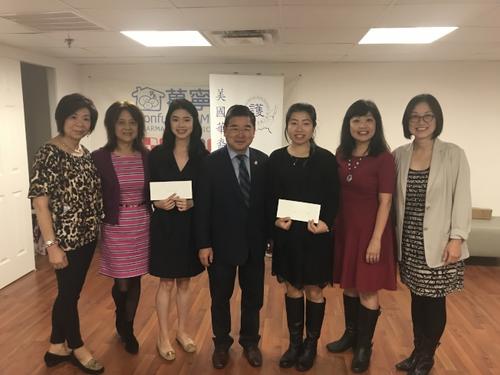 李素英(左三)和李晓璐(右三)获2017年美国华裔注册护士协会奖学金。(美国《世界日报》/记者