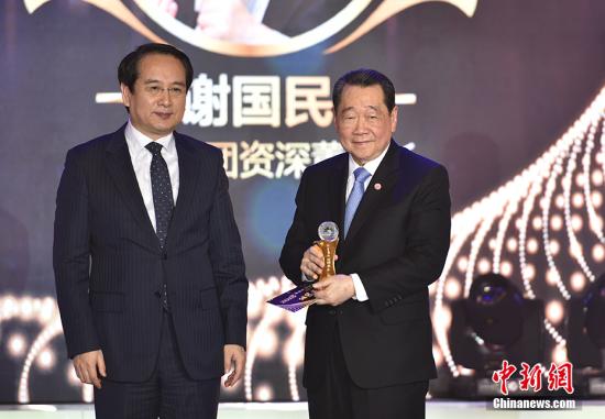 1月4日,由中国新闻社主办的“2018‘侨鑫杯’全球华侨华人年度评选”颁奖典礼在北京举行,“改革开放40周年特别致敬人物奖”在现场揭晓。图为中央统战部副部长谭天星为正大集团资深董事长、中国侨商投资企业协会会长谢国民颁发特别致敬人物奖。中新网记者