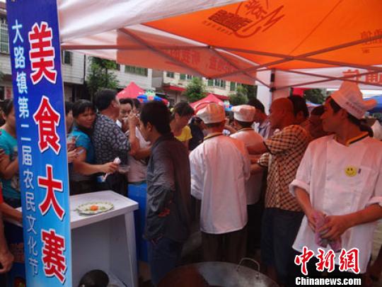 图为大路镇第二届农民文化节之特色美食大赛现场。