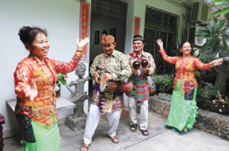 万宁印尼归侨在家中快乐起舞