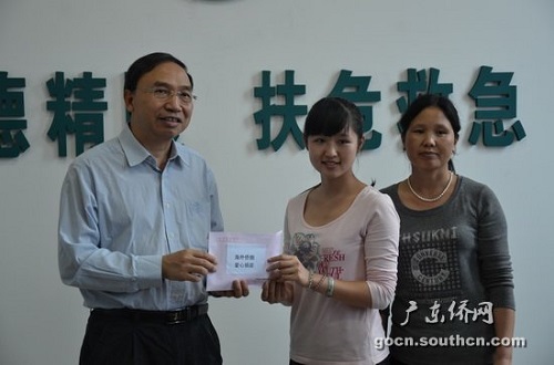 林琳向李冬梅和她的母亲转交海外爱心人士捐款