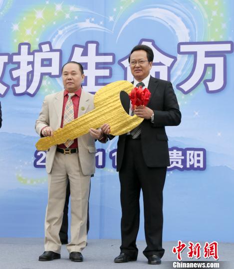加拿大侨胞向中国西南6省区捐赠百余辆救护车