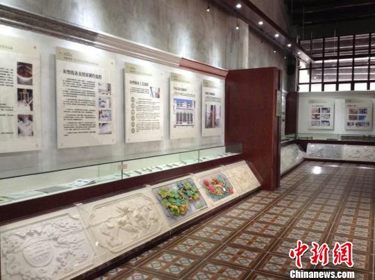 图为《海口骑楼老街修缮工艺展示》（雷雪梅