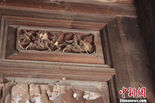 图为古厝内斑驳的墙体。 廖静
