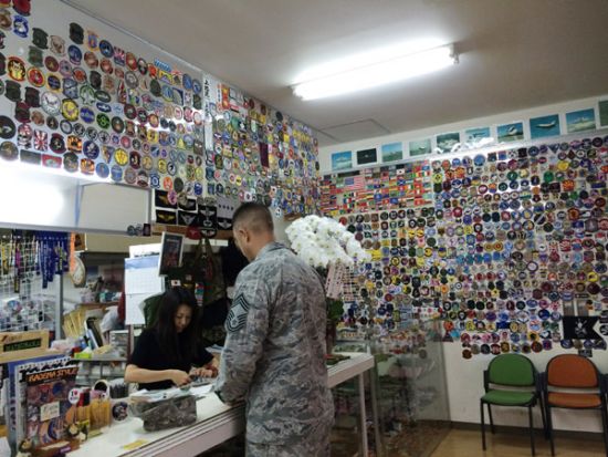 一名美军在KOZA的商店购买标牌