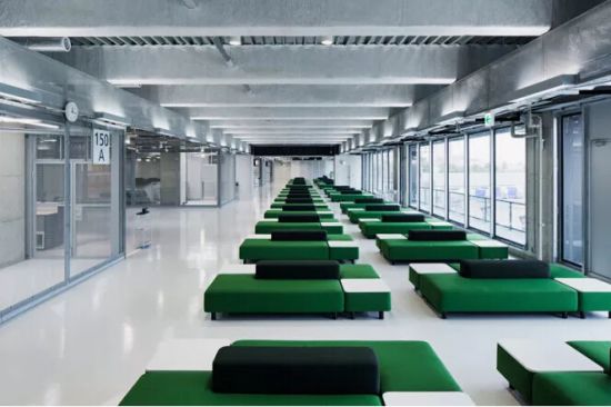 第三航厦中提供400席的长沙发位置，供旅客24小时使用。