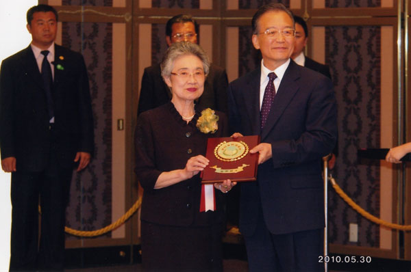 2010年获中国总理温家宝颁发“中日友好功臣”奖