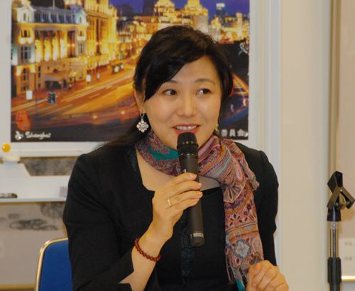 主题讲座“魅惑之地——江南”，上海出身的华人孔怡担任主讲。