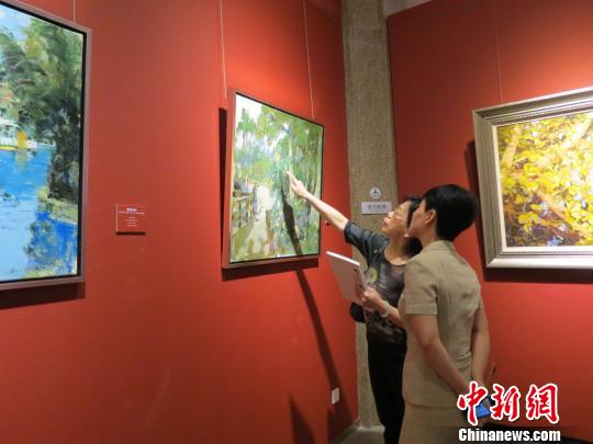市民参观首届全国美术作品邀请展作品。　张茜翼　摄
