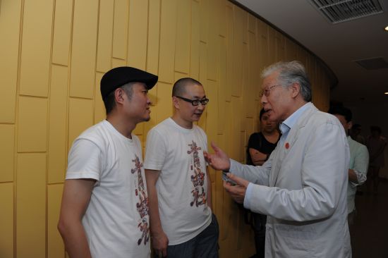 与著名表演艺术家焦晃（右）交流舞台表演心得
