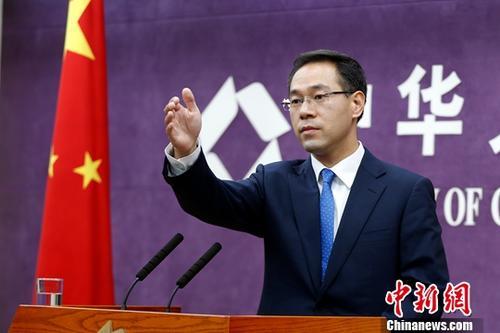 中国商务部新闻发言人高峰表明中方立场:面对威胁不低头;捍卫自由贸易不动摇;不打贸易战第一枪。中新社记者