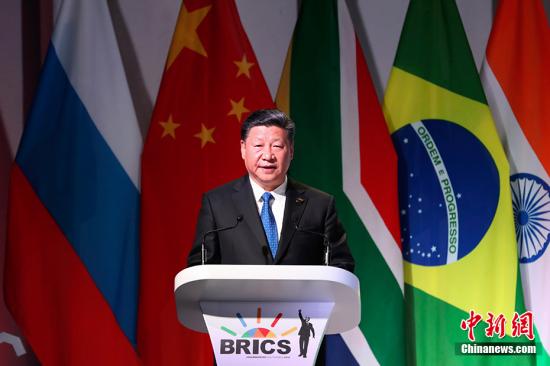当地时间7月25日,中国国家主席习近平应邀出席在南非约翰内斯堡举行的金砖国家工商论坛,并发表题为《顺应时代潮流