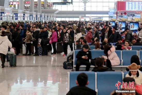 资料图:春运时车站内人头攒动。中新社记者